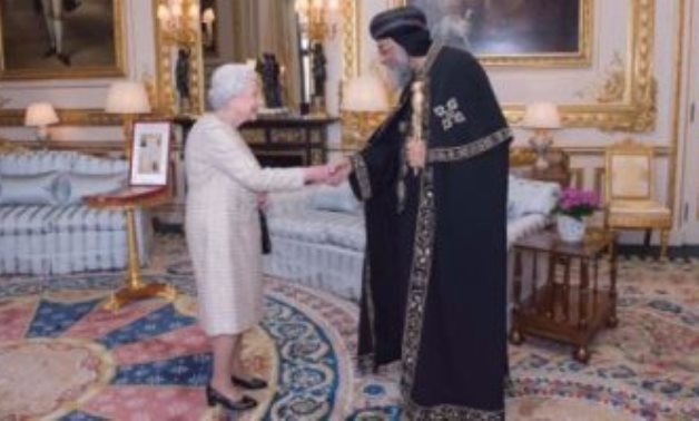 ملكة بريطانيا تستقبل البابا تواضروس فى القصر الملكى بلندن