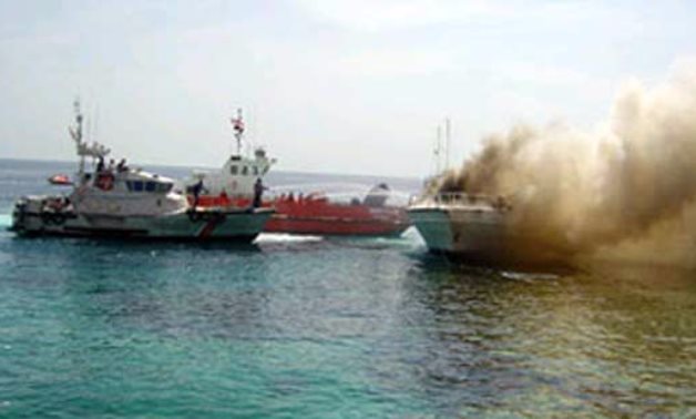 القوات البحرية تنقذ 24 سائحًا بعد نشوب النيران فى لنش سياحى بالغردقة