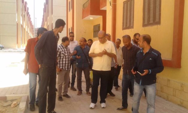 بالصور.. نائب السويس يتفقد مساكن الشهداء وعدلى منصور مع التنفيذيين لحل مشاكل الغاز والكهرباء