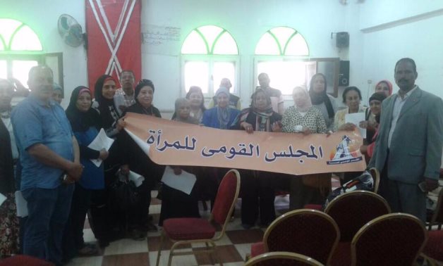 رشاد عثمان يبدأ حملة طرق الأبواب بـ"مينا البصل" لتوعية الأمهات فى مجال الصحة والتعليم