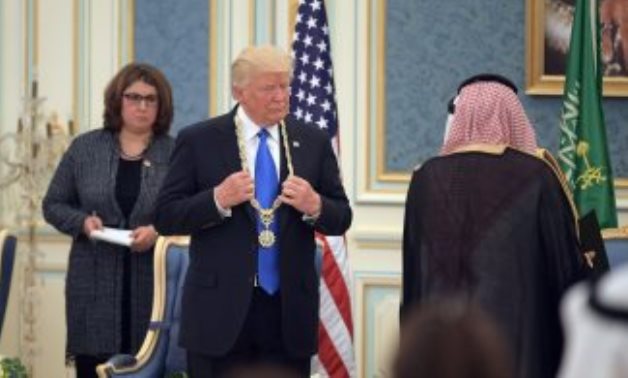 بالفيديو والصور.. خادم الحرمين يقلد الرئيس الأمريكى وسام الملك عبدالعزيز