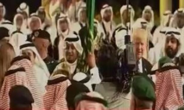بالفيديو.. ترامب يؤدى "العرضة" السعودية مع خادم الحرمين بمركز الملك عبد العزيز
