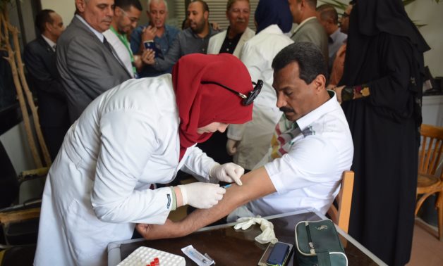 النائب عصام منسى يشارك محافظ الإسماعيلية متابعة الحملات الطبية لمكافحة "فيروس سى"
