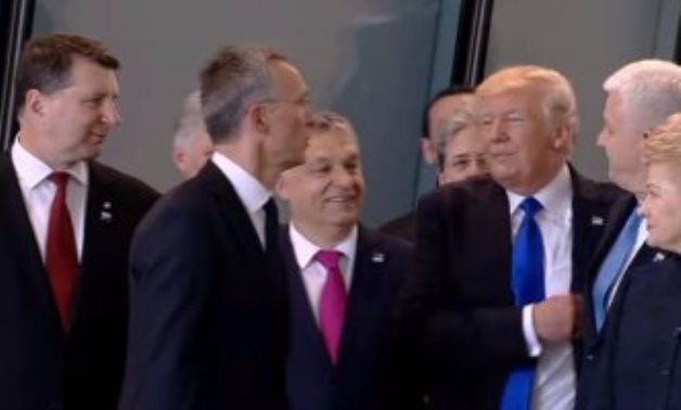 بالفيديو..ترامب يزيح رئيس وزراء الجبل الأسود بـ"العافية" ليتقدم صفوف الناتو