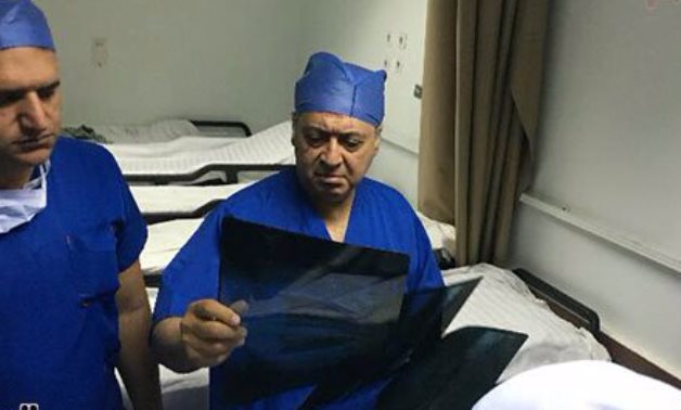 بالصور.. وزير الصحة يجرى عمليات جراحية بنفسه لمصابى حادث المنيا الإرهابى