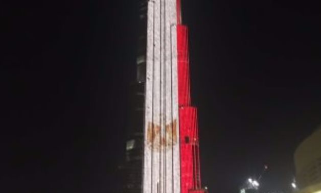 برج خليفة يكتسى بألوان العلم المصرى تضامناً مع شهداء حادث المنيا الإرهابى