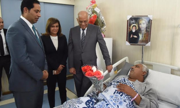 بالصور.. رئيس البرلمان يزور مصابى حادث المنيا بمستشفى معهد ناصر