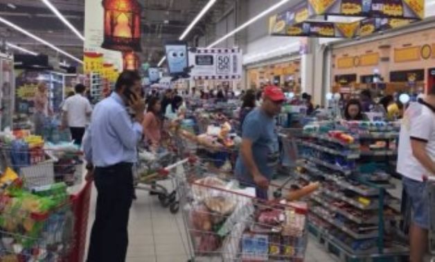 تكدس فى متاجر قطر لتخزين المواد الغذائية بعد قطع دول عربية العلاقات 