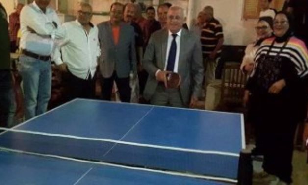 محافظ بورسعيد يلعب "تنس طاولة" مع أطفال دار تحسين الصحة