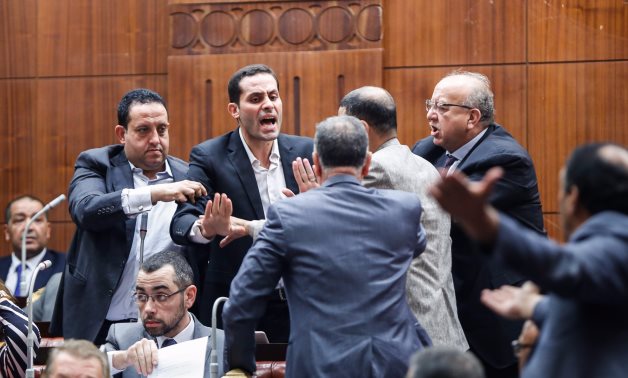 بعد كسر أحمد الطنطاوى للمايك داخل البرلمان. تعرف على عقوبات الإخلال بنظام الجلسات