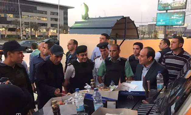 بالفيديو والصور..الرئيس السيسى يزور أحد الأكمنة الأمنية بالقاهرة وقت الإفطار