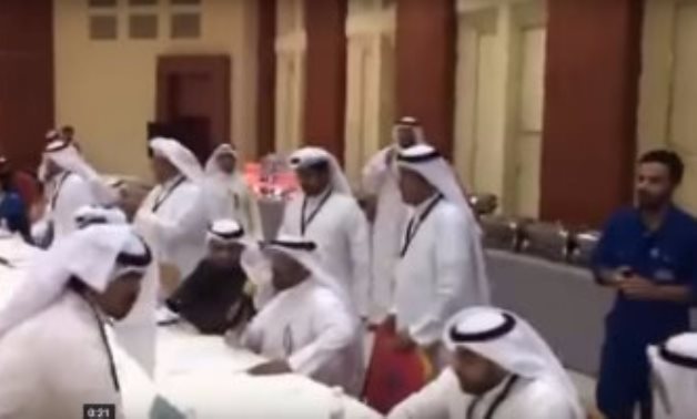بالفيديو.. "خناقة" بين وفدى قطر والسعودية بمؤتمر بالكويت بسبب "عيال موزة"