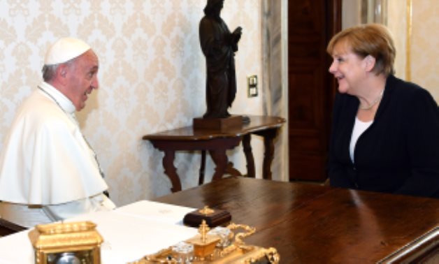 بابا الفاتيكان و"ميركل" يبحثان ملفى الإرهاب والتغيرات المناخية