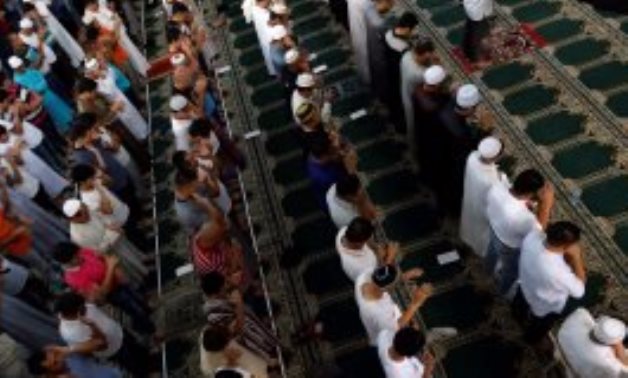 بالفيديو.. إمام مسجد عمرو بن العاص يصلى العيد مرتين لسهوه عن قراءة الفاتحة