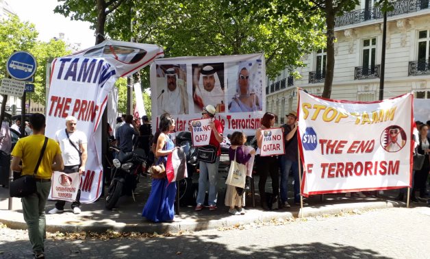 بالصور.. فرنسيون وعرب يتظاهرون فى الشانزلزيه ضد زيارة تميم بن حمد لـ"باريس"