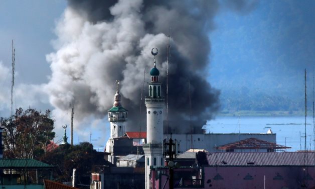 بالصور.. الطيران الفلبينى يقصف محيط مسجد بمدينة مراوى لطرد المتشددين
