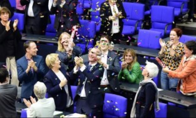 بالصور.. البرلمان الألمانى يقر قانونا يسمح للمثليين بالزواج