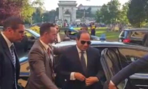 السيسي يصل إلى مقر إقامته فى بودابست.. والوفد الإعلامى فى استقباله
