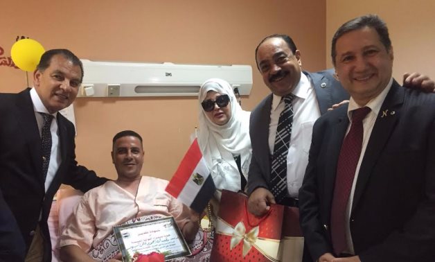 حاتم باشات يشارك فى زيارة مصابى عمليات سيناء بمستشفى الحلمية
