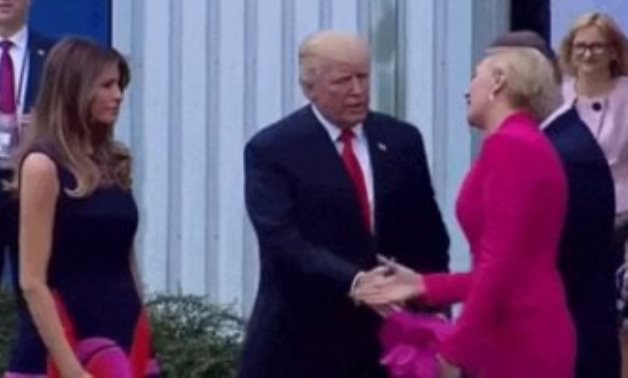بالفيديو.. زوجة الرئيس البولندى تتجاهل مصافحة "ترامب"