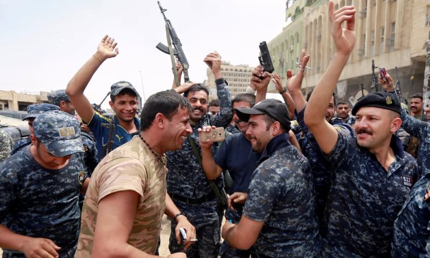 بالصور.. القوات العراقية تحتفل فى شوارع الموصل بعد طرد داعش من المدينة