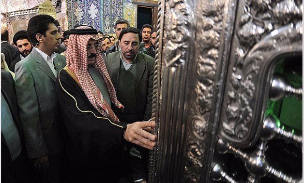 بالصور.. مرشح قطر لليونسكو يتبرك بقبر الخمينى فى طهران