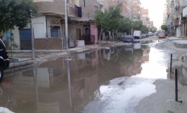 بالصور.. غرق شارع حفنى غنيم ببشتيل بمياه الصرف الصحى