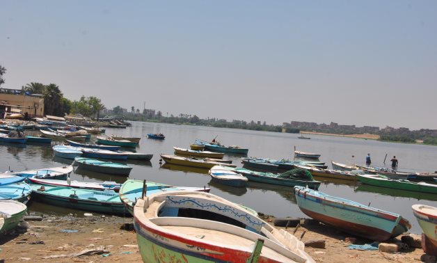بالصور.. بحيرة الصيادين بالإسماعيلية تحاصرها الإشغالات.. ونائب: التلوث ضرب الثروة السمكية