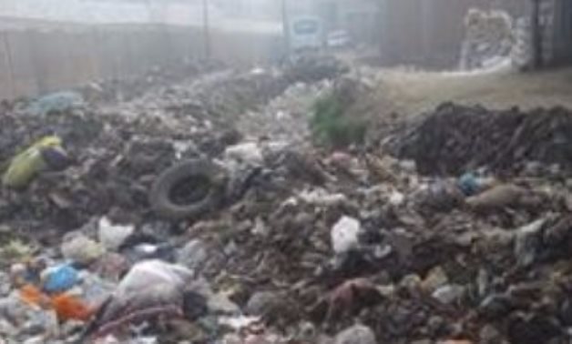 المياه الجوفية والقمامة يغرقان نزلة الزاوية فى محافظة بنى سويف