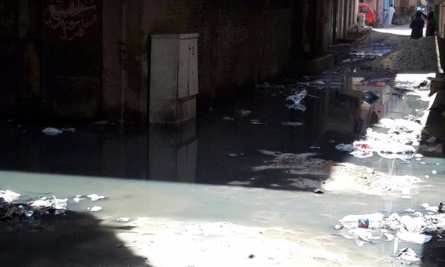 بالصور.. مياه الصرف الصحى تغرق شارع لبيب الأسيوطى بالمرج..والأهالى:أين نواب الدائرة؟