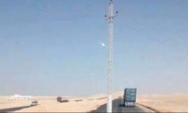 بالصور.. عمود كهرباء يتوسط طريق قنا سوهاج الصحراوى يهدد حياة المارة