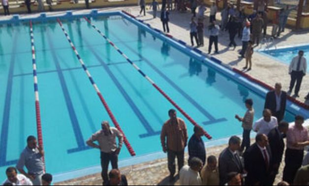 لجنة من وزارتى الرياضة والإنتاج الحربى لصيانة حمام سباحة مركز شباب الداخلة
