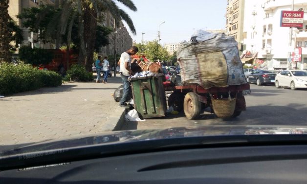 بالصور.. تراكم القمامة بجانب الصناديق فى منطقة شيراتون المطار