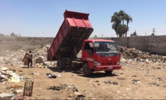 كارثة بيئية فى دائرة طما بسوهاج.. سيارات مجلس المدينة تلقى القمامة فى محيط المدارس