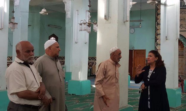 بالصور..النائبة إيفلين متى تتفقد أقدم مسجد بدمياط بعد تصدع جدرانه