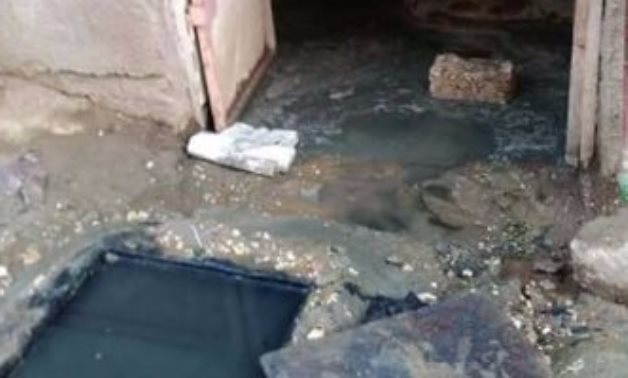 مياه الصرف الصحى تجتاح المنازل بقرية سفلاق فى سوهاج