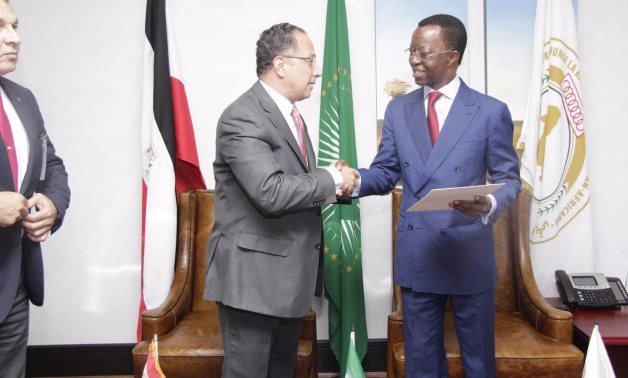 حاتم باشات وسفير مصر بجنوب أفريقيا يلتقيان "أنكودو" لتسليمه رسالة من الرئيس