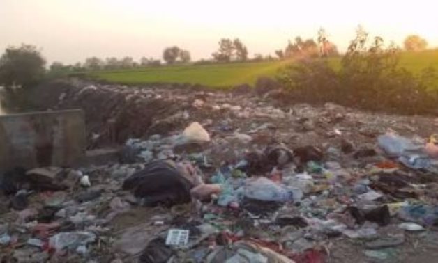 بالصور.. شكوى من انتشار القمامة فى قرية ميت عدلان بمحافظة الدقهلية