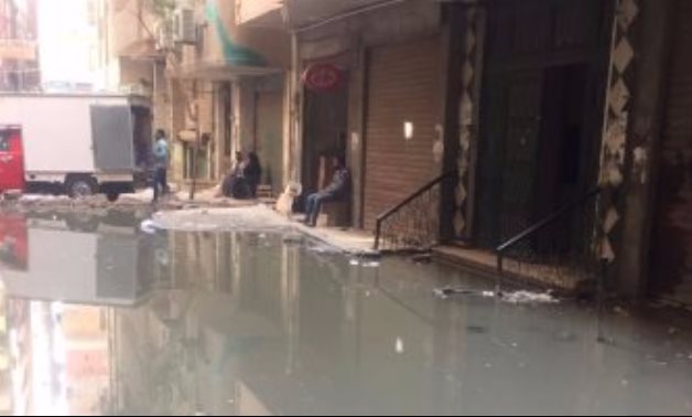 مياه الصرف تغرق شارع مبروك مبارك بفيصل بسبب انسداد البالوعات