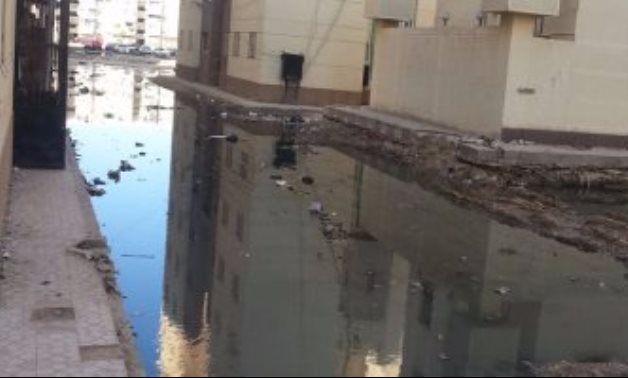 غرق شوارع مساكن القابوطى وزرزارة فى بورسعيد بمياه الصرف الصحى