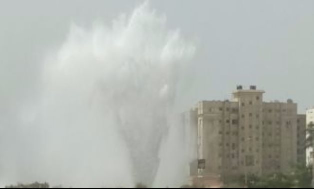 بالصور.. قارئ يرصد انفجار ماسورة مياه فى شارع الخمسين بزهراء المعادى