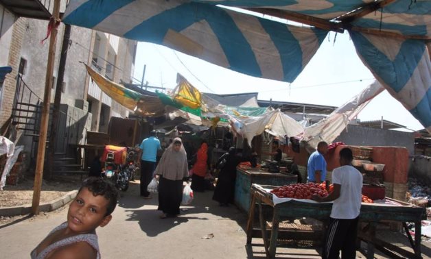 بالصور.. "الإشغالات والقمامة والمجارى" تحاصر سوق الجمعة بالإسماعيلية