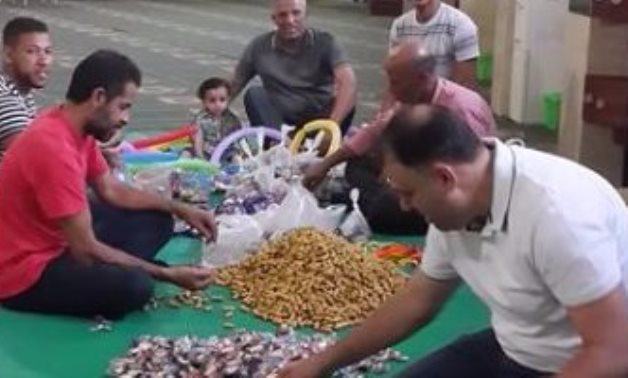 بالصور.. نائب بولاق يجهز الألعاب لتوزيعها على الأطفال بعد صلاة العيد