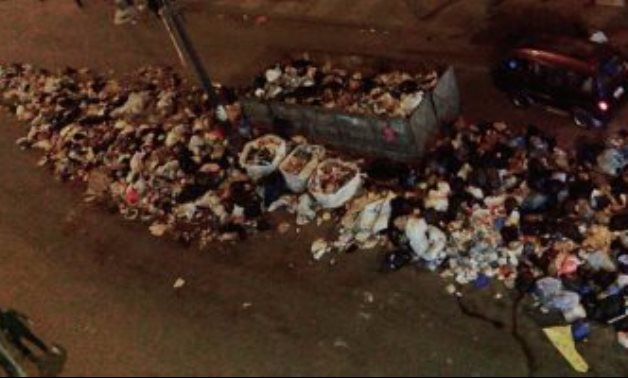 صحافة المواطن.. قارئ يشكو انتشار القمامة بشارع الهانوفيل فى الإسكندرية
