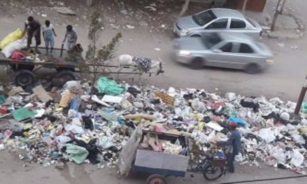صحافة المواطن.. شكوى من تراكم القمامة فى تقاطع شارعى "المساكن- كفر طهرمس" بالهرم