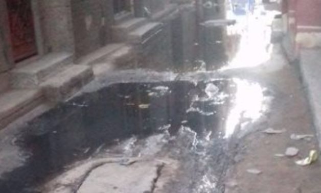 شكوى من انتشار مياه الصرف الصحى بأحد شوارع قنا