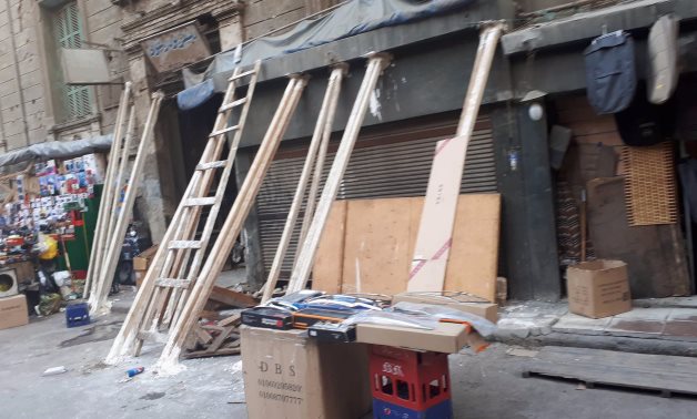 قبل وقوع الكارثة.. سكان شارع البورصة القديمة فى التوفيقية يحذرون من مبنى آيل للسقوط