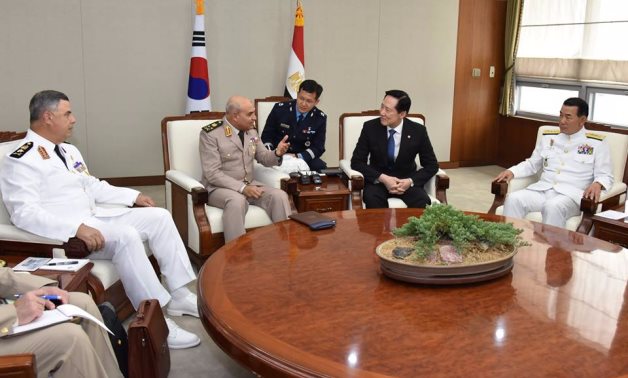 بالصور.. وزير الدفاع يعود إلى أرض الوطن بعد زيارته الرسمية لكوريا الجنوبية