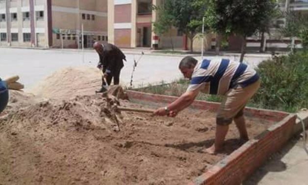 بالصور.. معلمون فى دمياط ينظفون مدارسهم لاستقبال العام الجديد