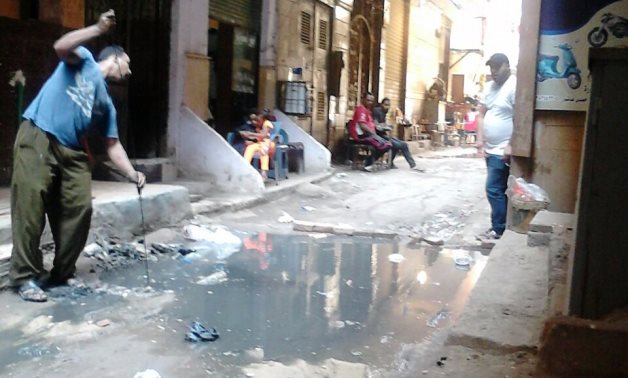 المجارى تغرق شارع محمد نوار ببشتيل.. والأهالى "عاوزين حل جذرى"